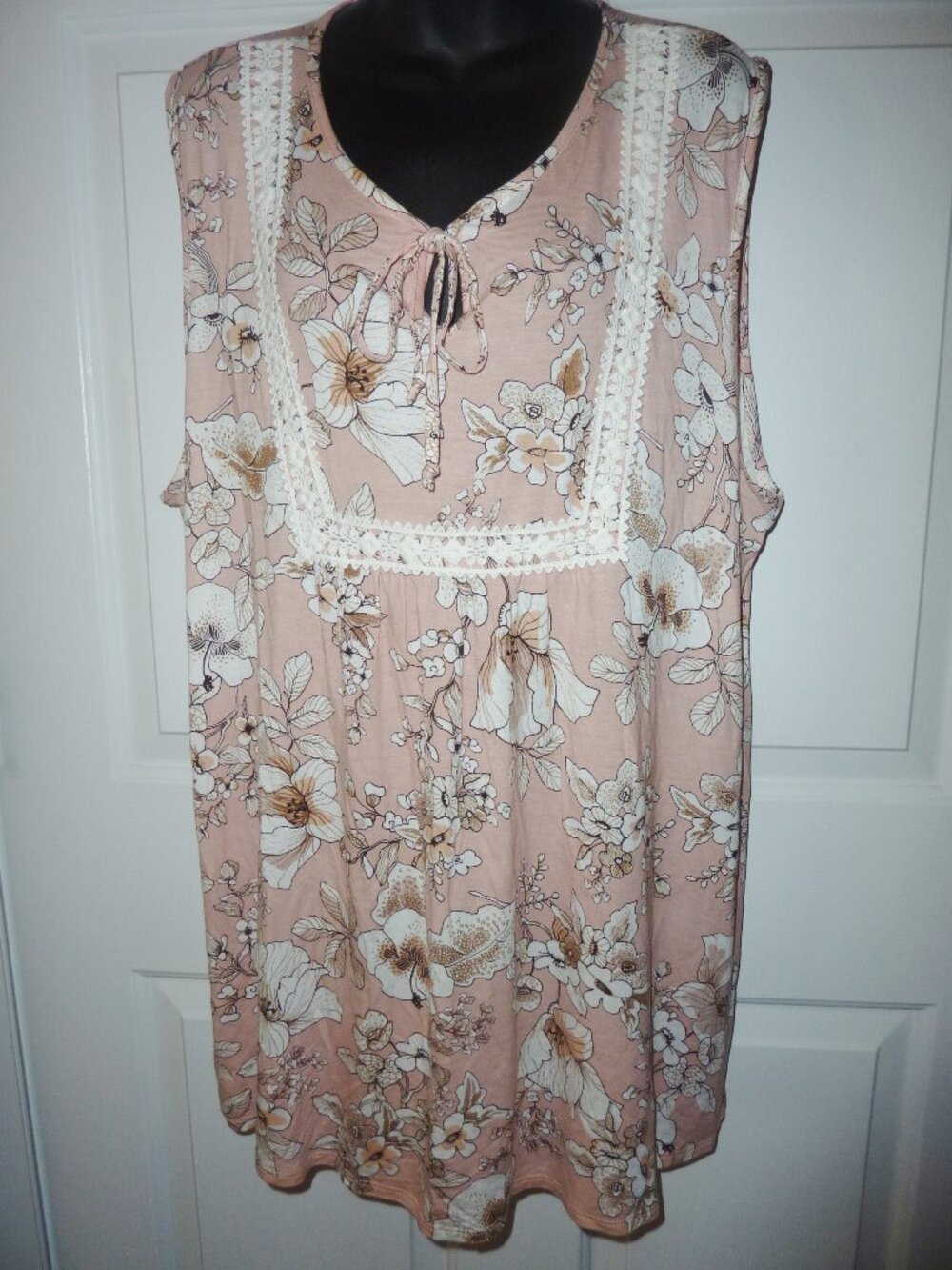 Brand New First Look Sleeveless Tunic with Lace Accents Pretty Florals Size 3X